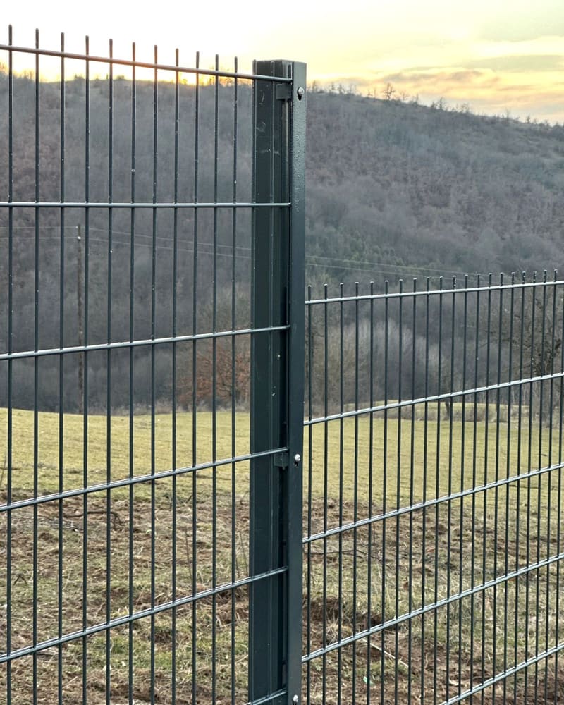 Shtyllë dhe panel 2D para kodrave në dritën e mbrëmjes